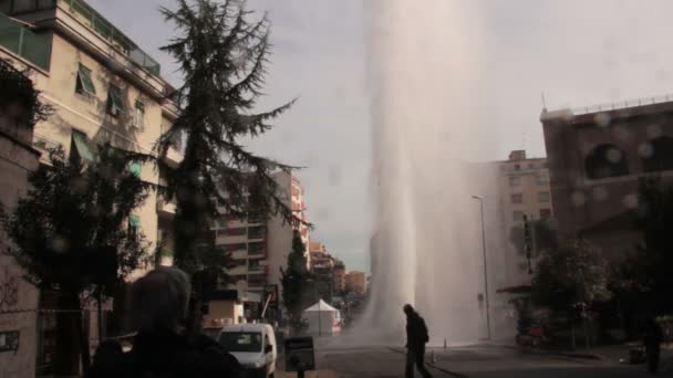 Explosion de l'eau de drainage — Video