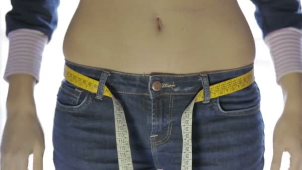 Mulher medindo sua cintura — Vídeo de Stock