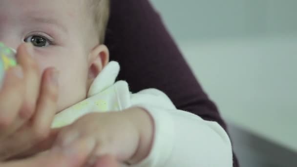 Mãe brincando com bebê bonito menina interior — Vídeo de Stock