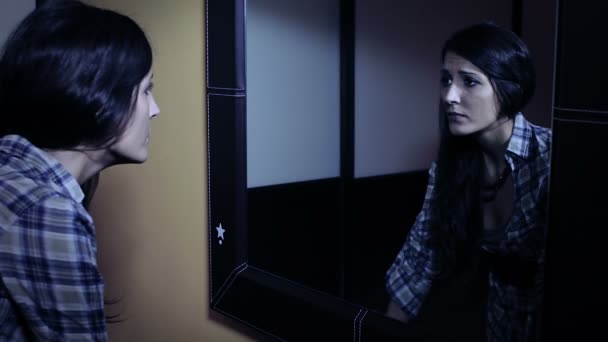 鏡で自分自身でいくつかの蒸気を発散する女 — ストック動画