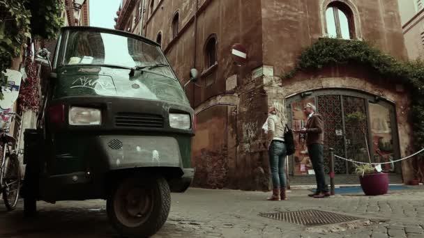Живописная старая улица Рима — стоковое видео