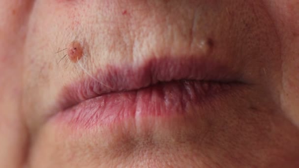 Mulher velha lábios — Vídeo de Stock