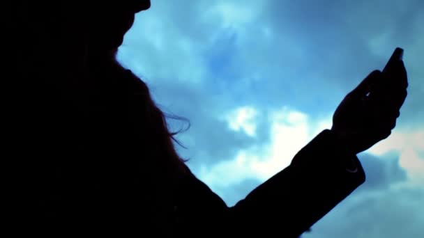 Perempuan mengetik pesan teks — Stok Video