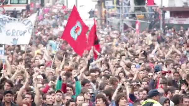 Grande folla di persone durante il concerto — Video Stock