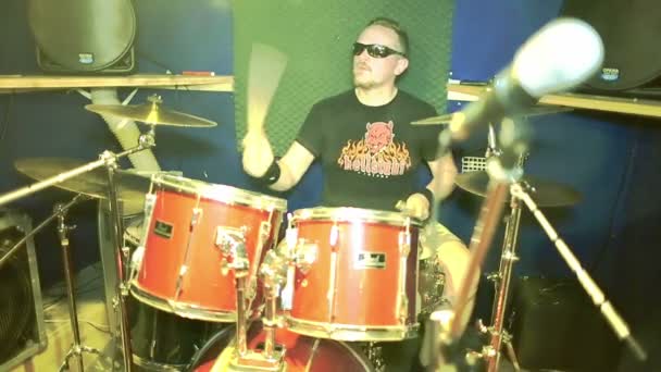 Un batteur sur le studio d'enregistrement — Video