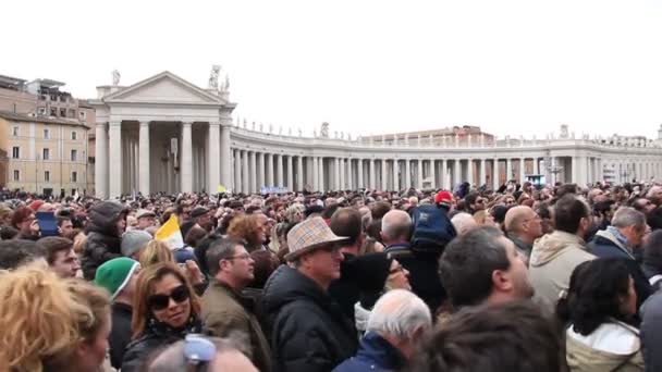 Peregrinos en la plaza de San Pedro durante el primer Ángelus del Papa Francisco — Vídeos de Stock