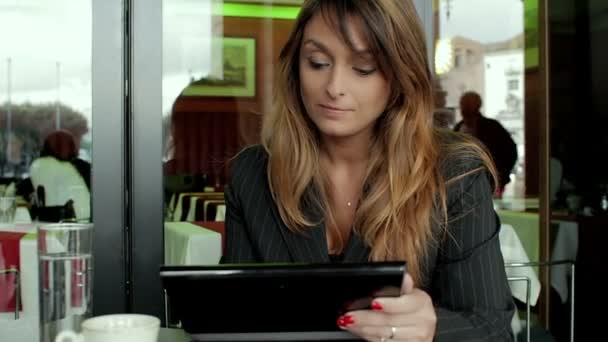 Jeune femme d'affaires en pause café. Utilisation d'un ordinateur tablette — Video