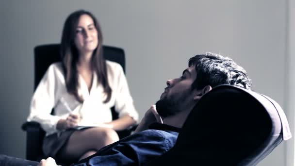 Psychologist talking to a male patient in a room — Stock Video