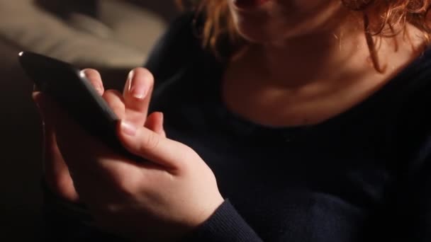 Kvinna med hjälp av en smartphone — Stockvideo