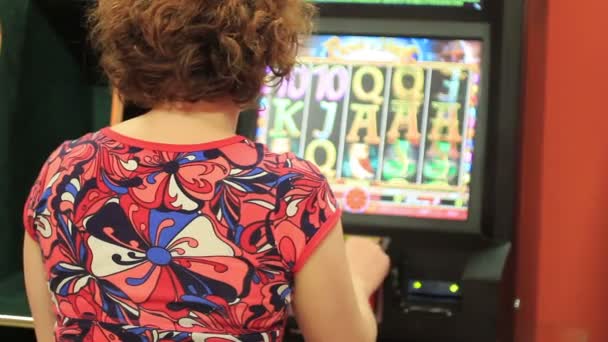 Donna filatura slot machine — Video Stock