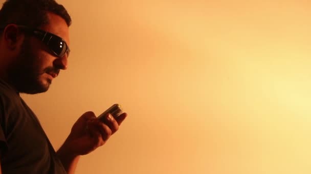 스마트폰으로 흡연 남자 — 비디오