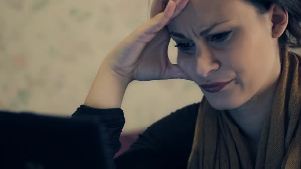 Stressed young woman looking a work on internet — Αρχείο Βίντεο