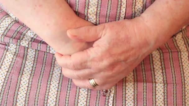 Ένα ζευγάρι παλιά χέρια — Αρχείο Βίντεο