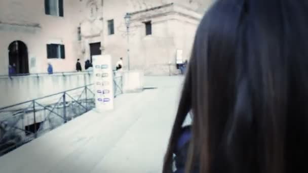 Mooi meisje lopen in de stad en de glimlach — Stockvideo