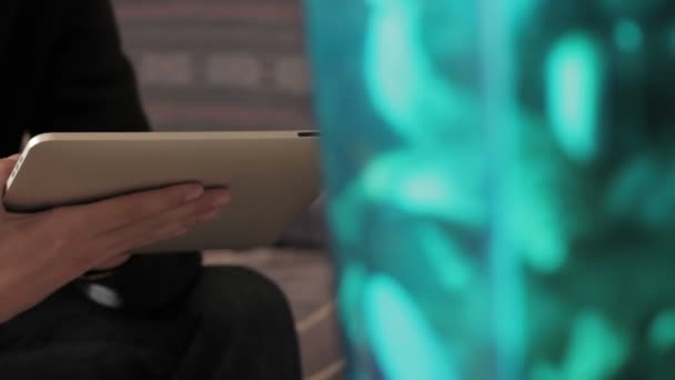 Uomo seduto sul divano che lavora con tablet — Video Stock