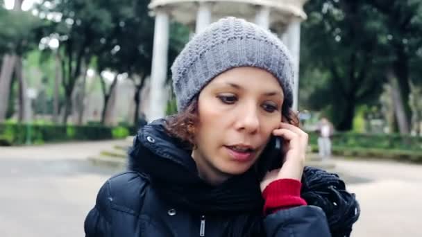 Mulher falando no telefone móvel — Vídeo de Stock