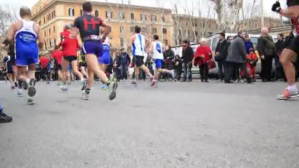 在罗马马拉松跑的人 — 图库视频影像