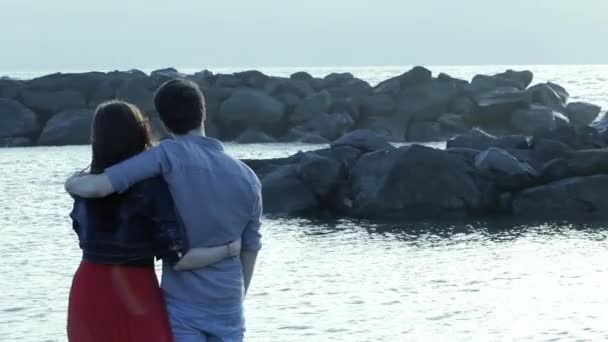 Pareja en la playa al amanecer — Vídeos de Stock