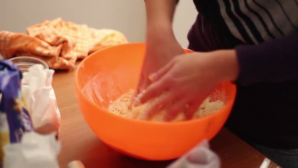 Preparazione di torta con noci — Video Stock