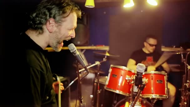 Gitaris dan drummer bersama-sama bermain rock n roll — Stok Video
