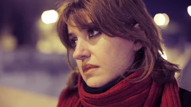 Mujer triste en la noche — Vídeos de Stock