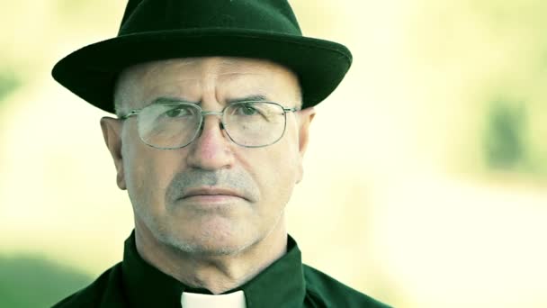 黒いシャツと事務首輪を身に着けている古い牧師 — ストック動画