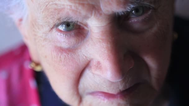 Oude vrouw met blauwe ogen — Stockvideo