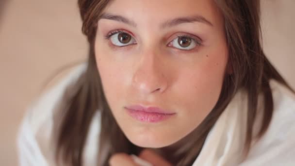 Депресивна молода жінка сидить на ліжку — стокове відео