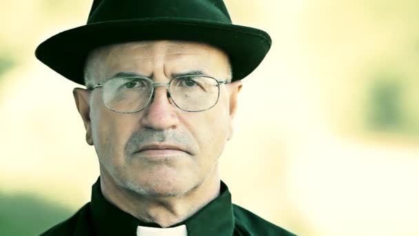 Zaměřit se na katolický kněz — Stock video