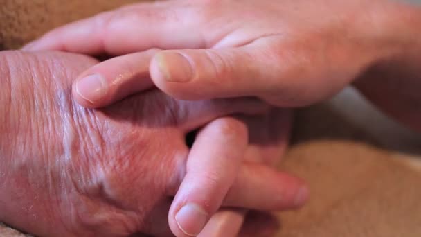 Une paire de vieilles mains serrées ensemble — Video