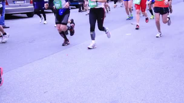 Pessoas correndo na Maratona de Roma — Vídeo de Stock