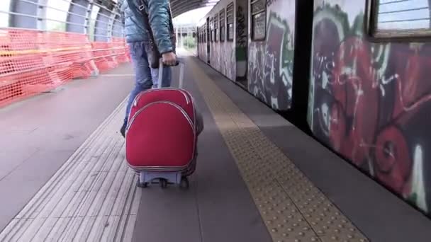 Mann läuft auf einem Bahnsteig entlang — Stockvideo