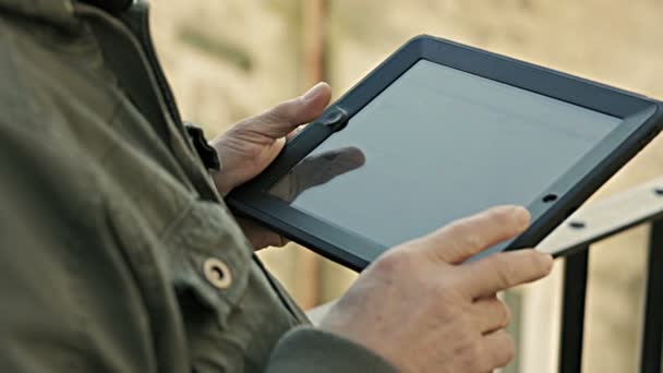 Mani di uomo casual tenendo tablet digitale, all'aperto — Video Stock