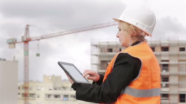 Ingeniero de construcción usando tableta — Vídeos de Stock