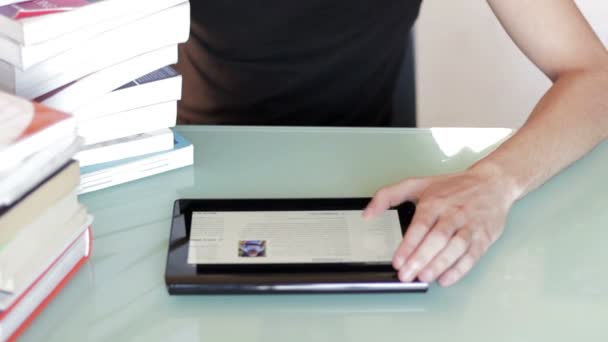 Αρσενικό κολέγιο φοιτητής χρησιμοποιώντας υπολογιστή tablet — Αρχείο Βίντεο
