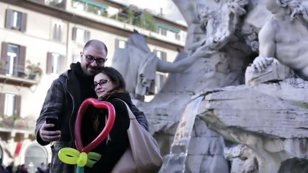 Pareja feliz tomando fotos de sí mismos en la plaza Navona, Roma, Italia — Vídeos de Stock