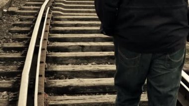 Demiryolu parça ortasında Walking Away adam