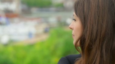 Nehir kenarındaki genç kadın.