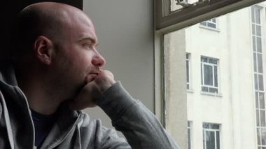 pencereden görünen adam