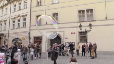 Dev sabun köpüğü ile çocuk oyun