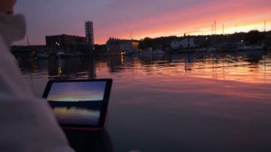 tablet bilgisayar kadınla Günbatımı Fotoğraf görüntüleme