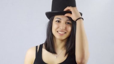 bir şapka ve bir öpücük göndermek kadın