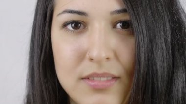 Gülümseyen genç kadın