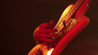 bir konser rock müzik gitaristi