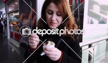 genç kadın bir tipik İtalyan el yapımı dondurma yeme