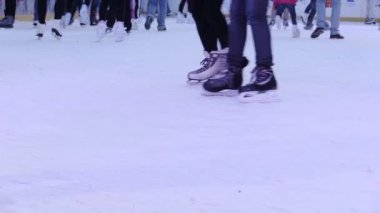 İnsanlar eğlenmek buz pateni yapıyor