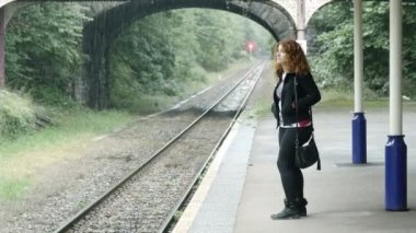 Tren bekleyen kadın