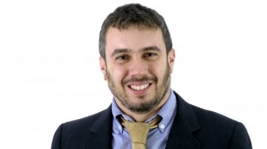 Kameraya bakarak gülümseyen iş adamı