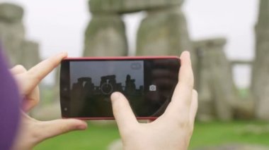 genç kadın fotoğrafları ile smartphone Stonehenge'e yapma