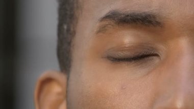 Afrika işadamı gözünü açar